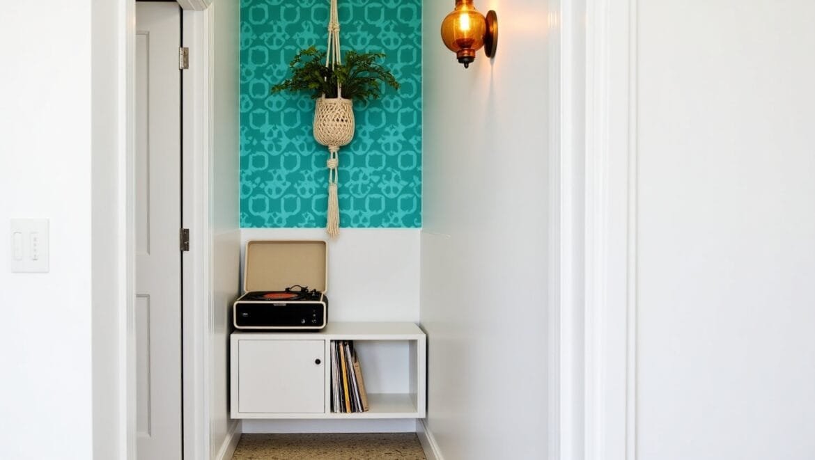 Retro-Lampe im schmalen Flur: Warmes Licht und klassisches Design betonen den nostalgischen Look.