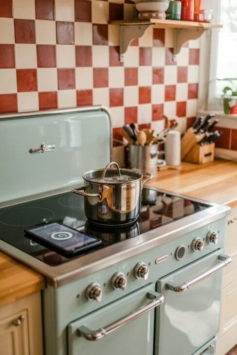 Retro-Küche modernisieren: Pastellblauer Herd mit Induktionskochfeld und App-Steuerung.